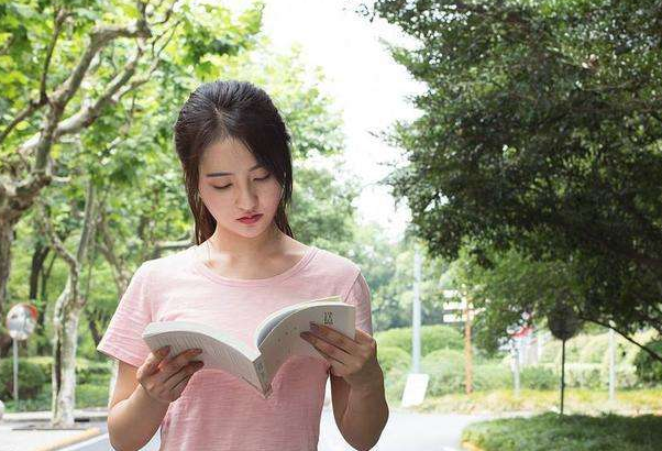 女生怎么在学校混起来（未来十年女生很吃香的专业）