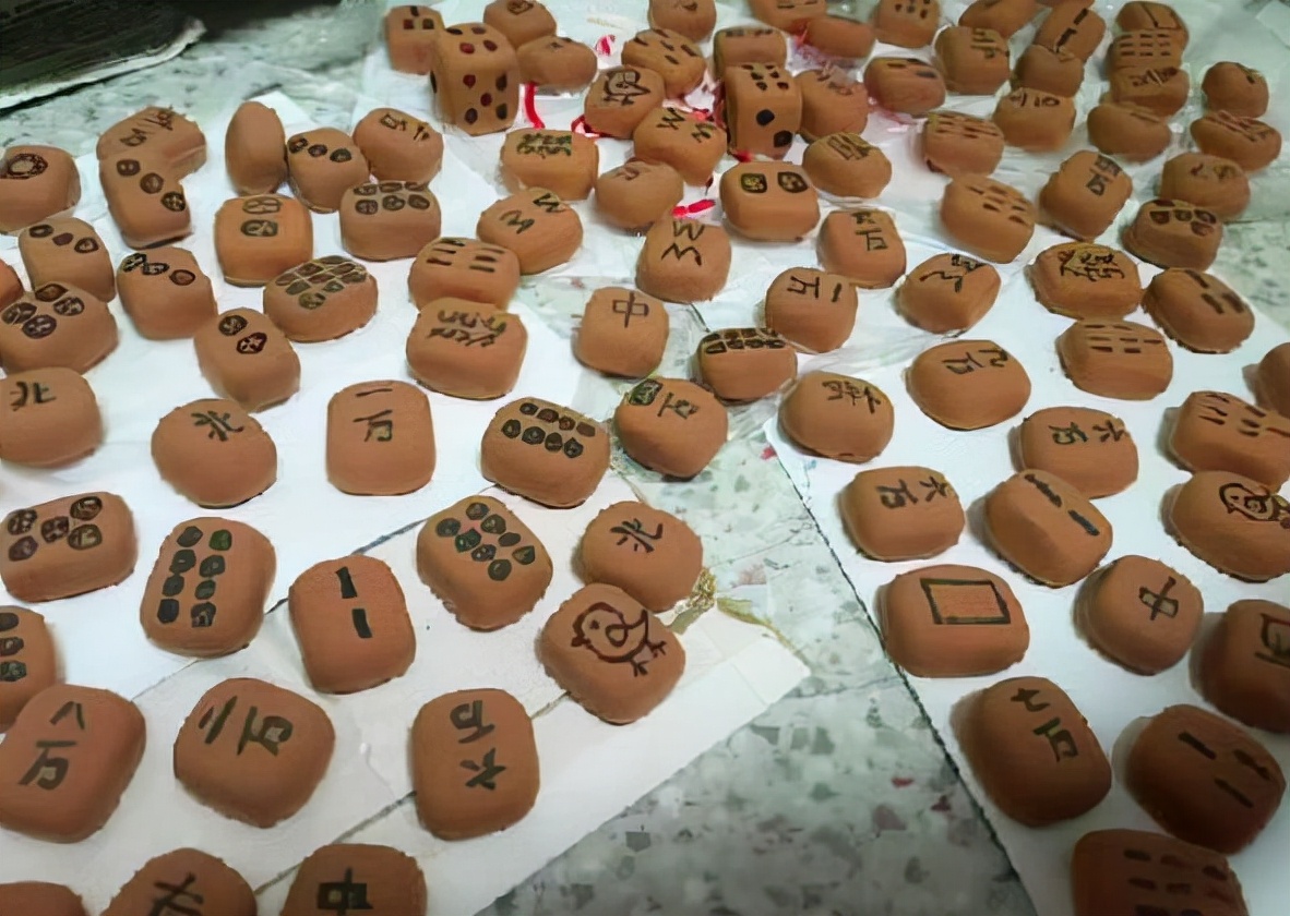 西安高校封校，女大学生解锁新技能：自制麻将，学生：幺鸡惹人爱