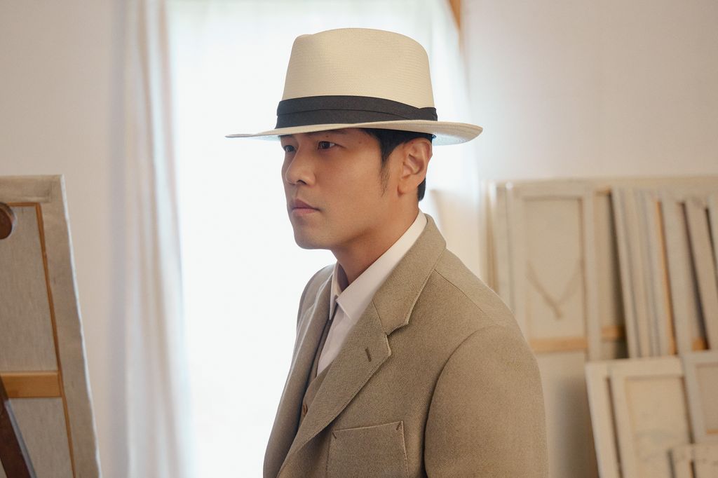 周杰伦全家出游，助理检查路人手机禁止拍照，网友建议当事人报警