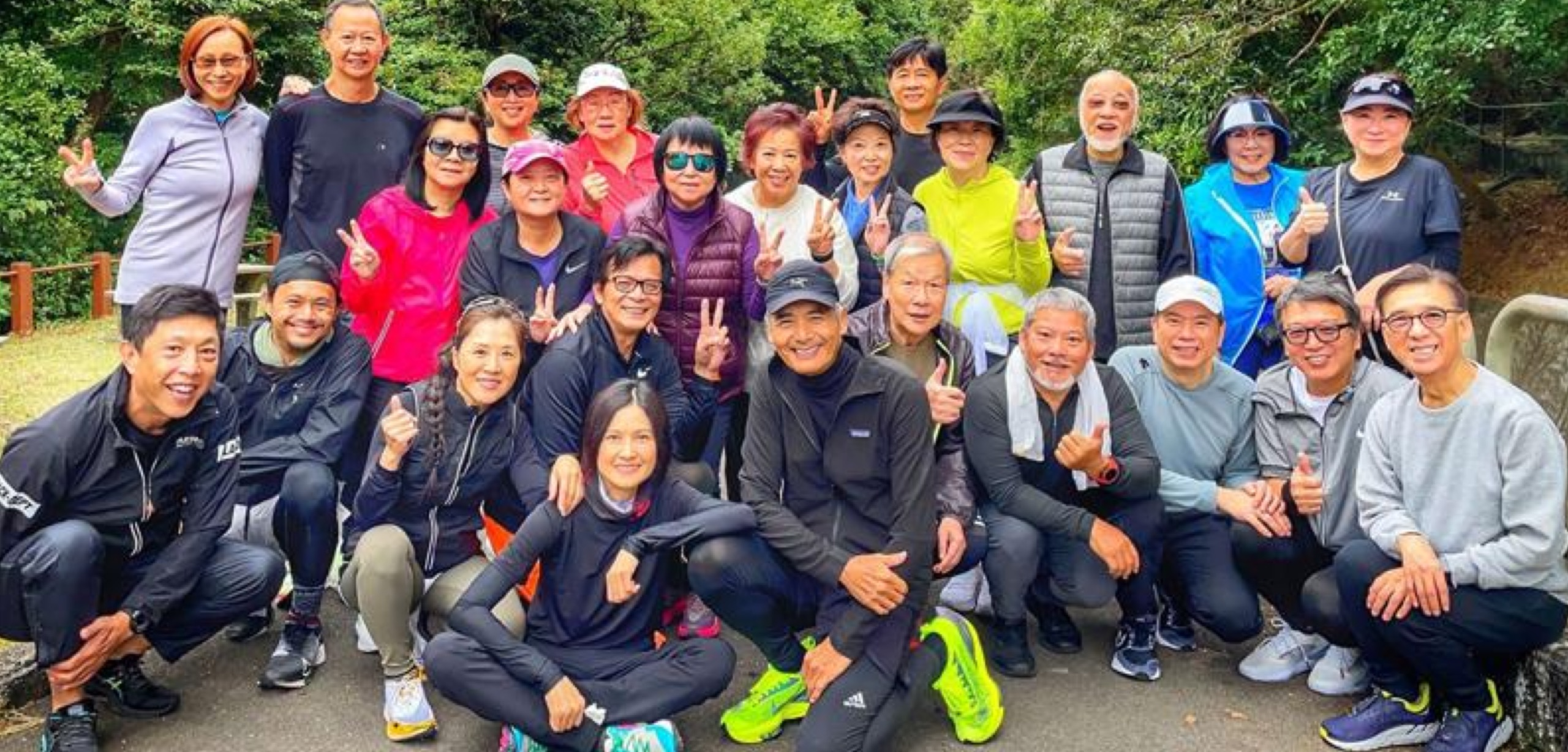 66岁周润发现身海鲜档，大方给店员红包，皱纹明显仍难掩男神气质