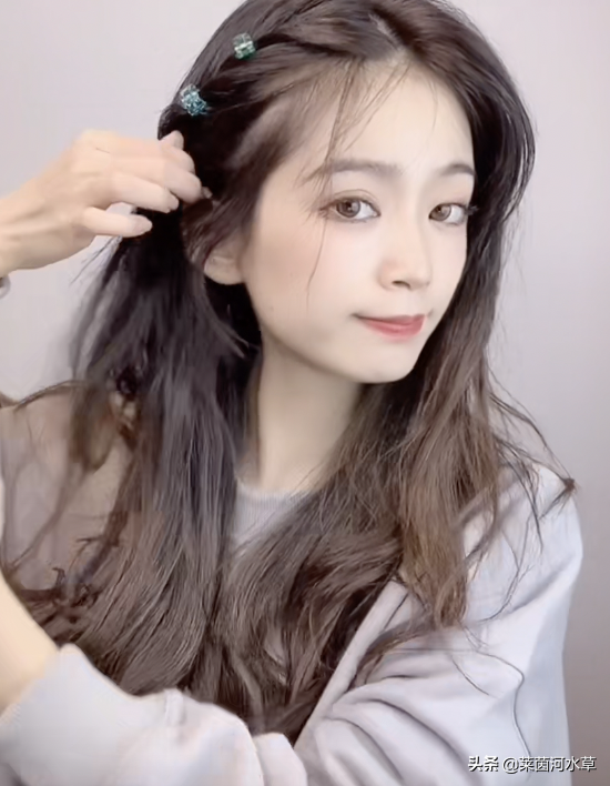 天热了,孩子厚重的齐刘海不长不短的,咋整呀?