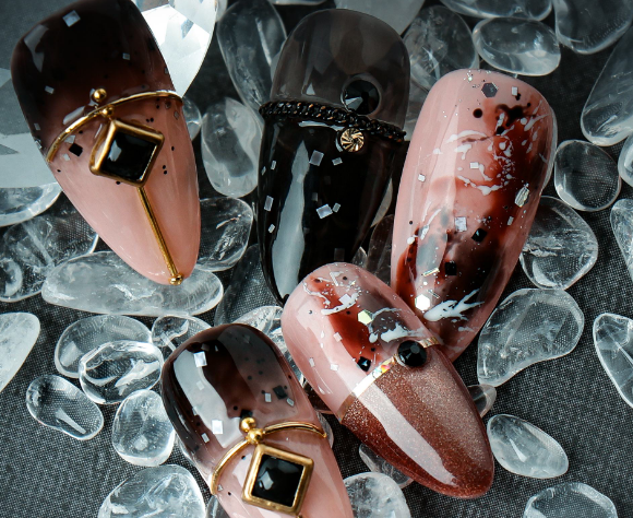 牙膏卸指甲油的方法，假指甲怎么卸下来