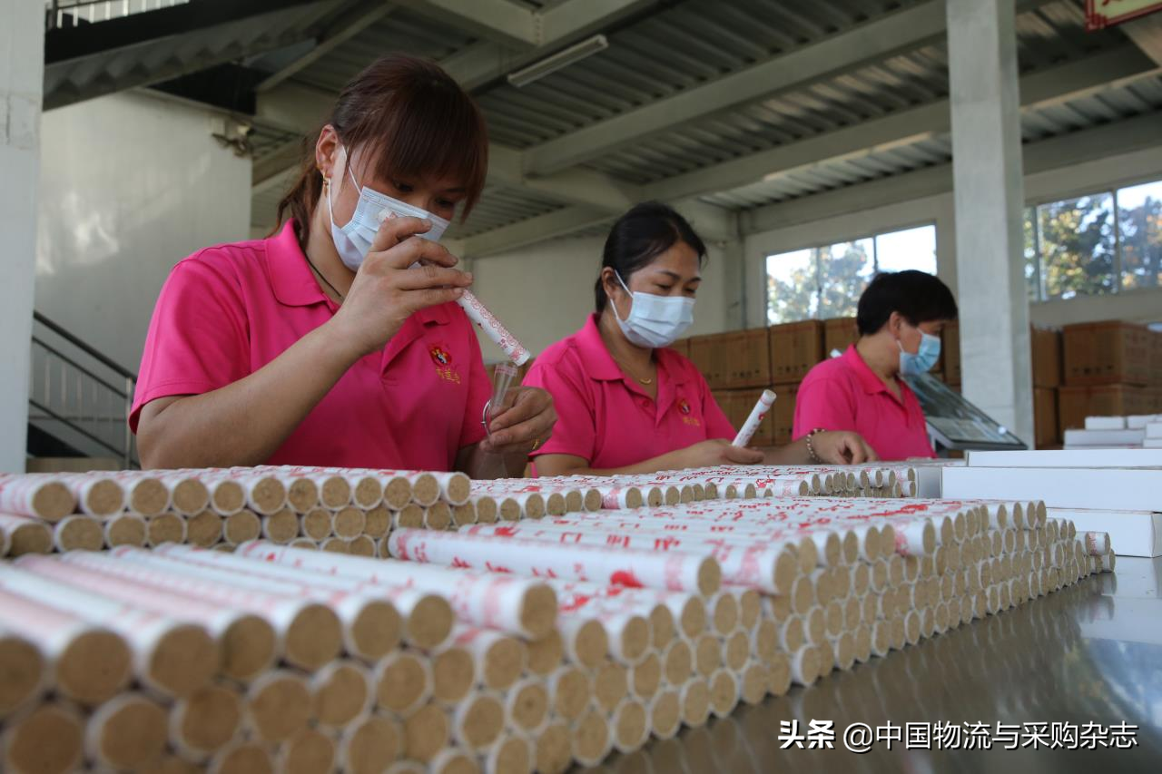 端午节几块钱一把的“小艾草”被他们做成了特色“大产业”