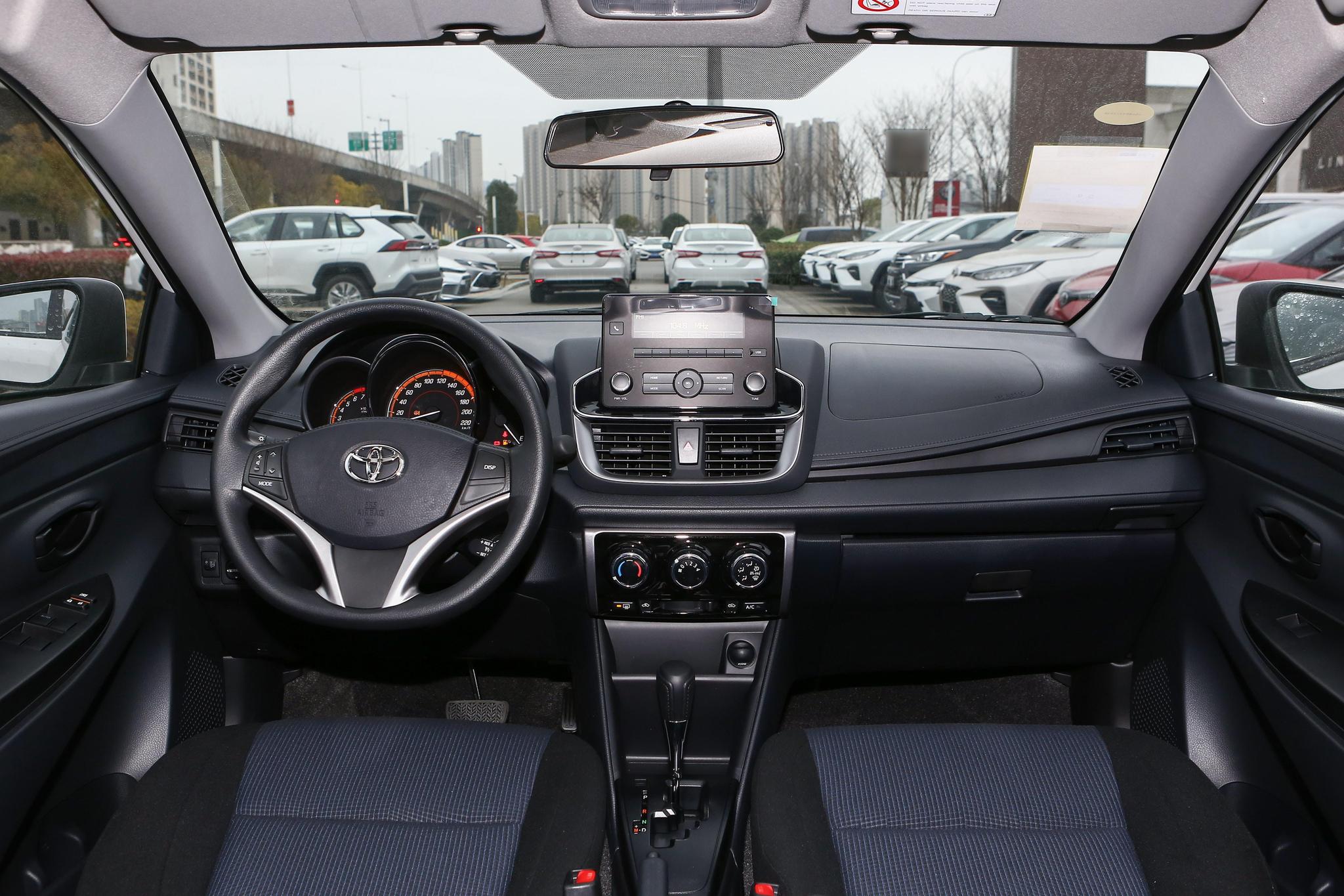 详细体验丰田YARIS L致享，百公里综合油耗4.9L，起售价7.98万元