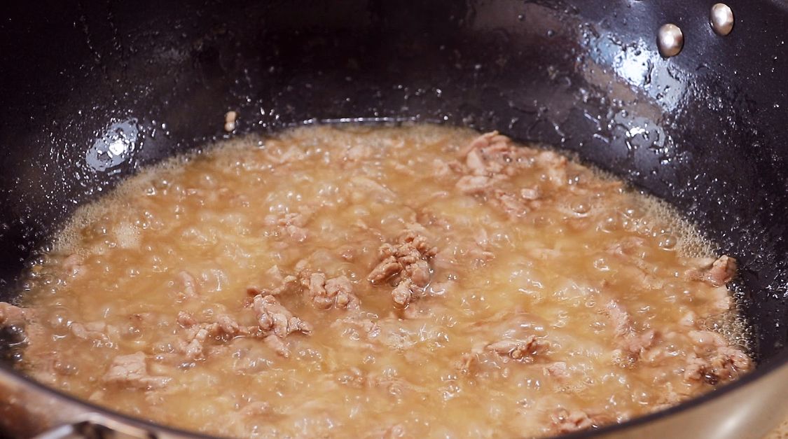 一道过年必备万能酱，一次做10斤，保存一个月不坏，拌饭拌面好吃