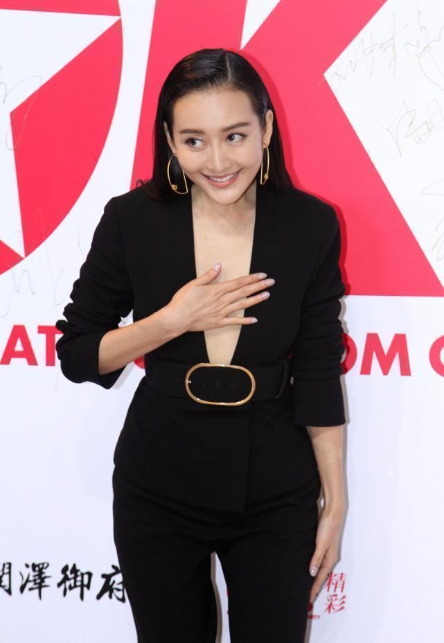 王鸥穿黑色套装好高调，V领上衣开口到腰线，有成熟女人味