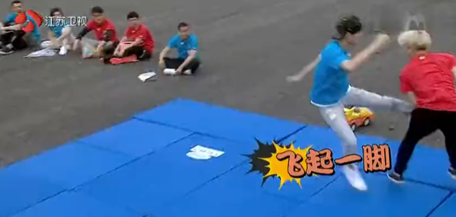 让人舔脚趾，当众凌辱学员，盘点那些令你难以想象的明星恶臭行为