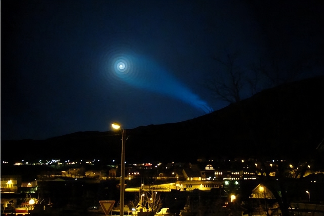 比满月还大的光球掠过美阿拉斯加上空！科学家称：可能是中国火箭