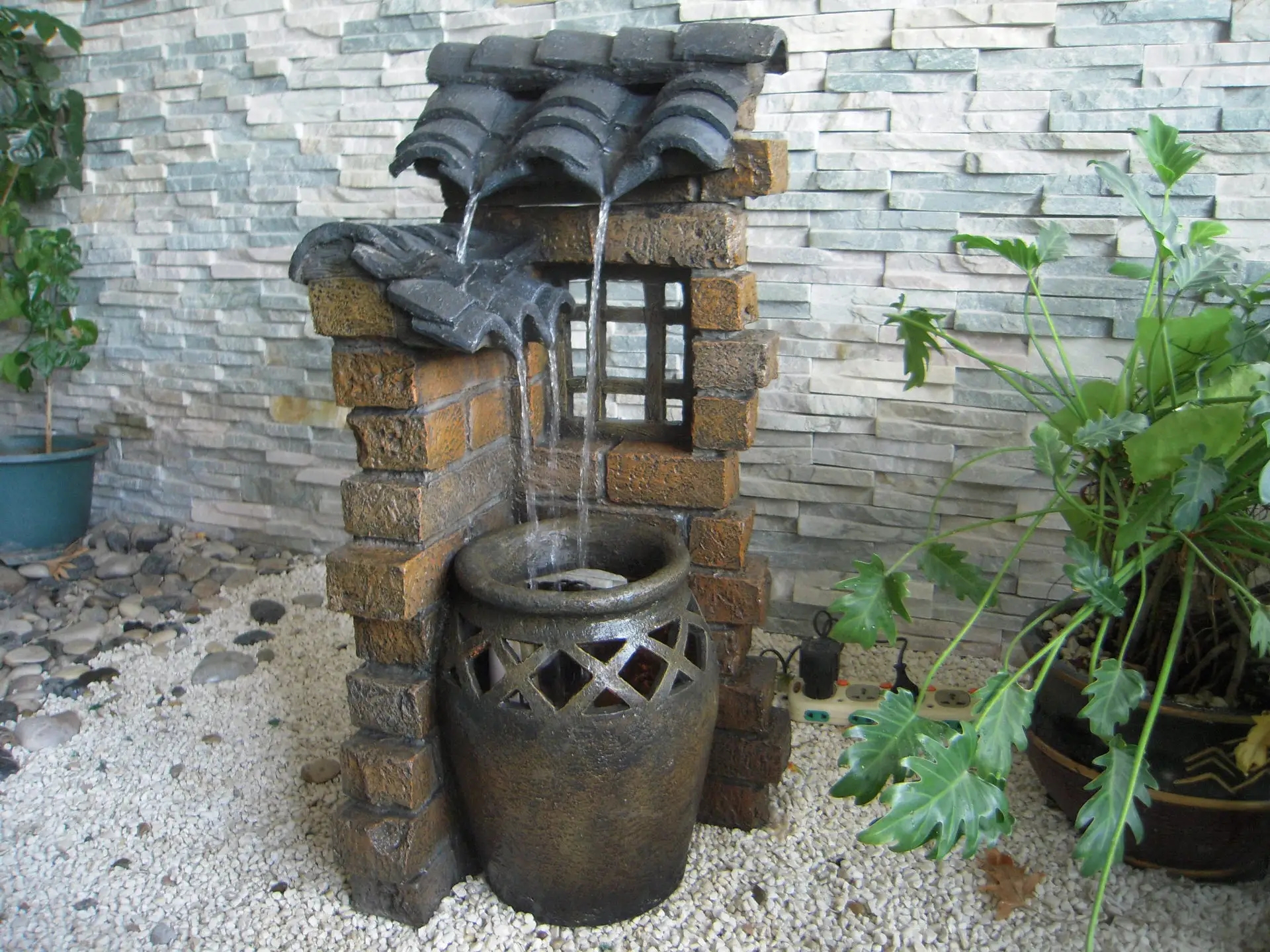 花百元用旧陶缸打造庭院水景——陶缸喷泉