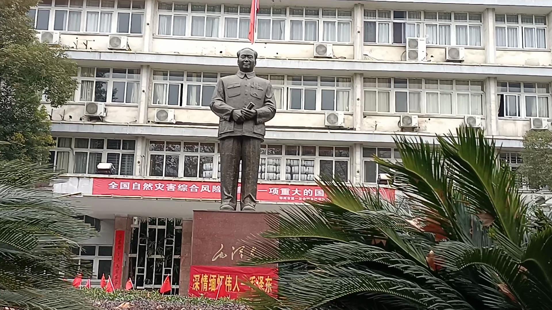 湖北鄂州市民前往市中心毛泽东主席铜像广场纪念毛泽东诞辰128周年