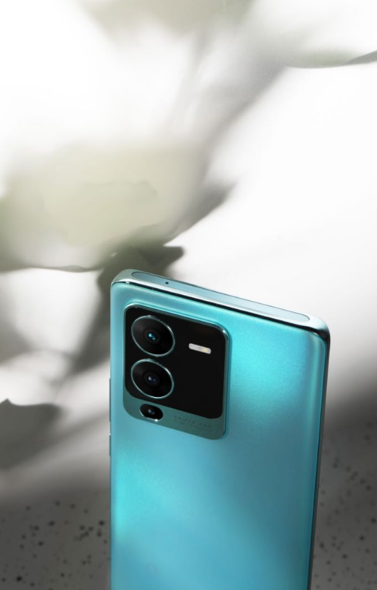 外观精致有亮点，实力不俗更耐打，vivo S15不火没道理