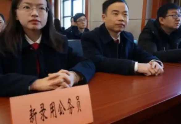 大学生明知公务员上岸难，为啥还偏要考？难道只是为了体面吗？