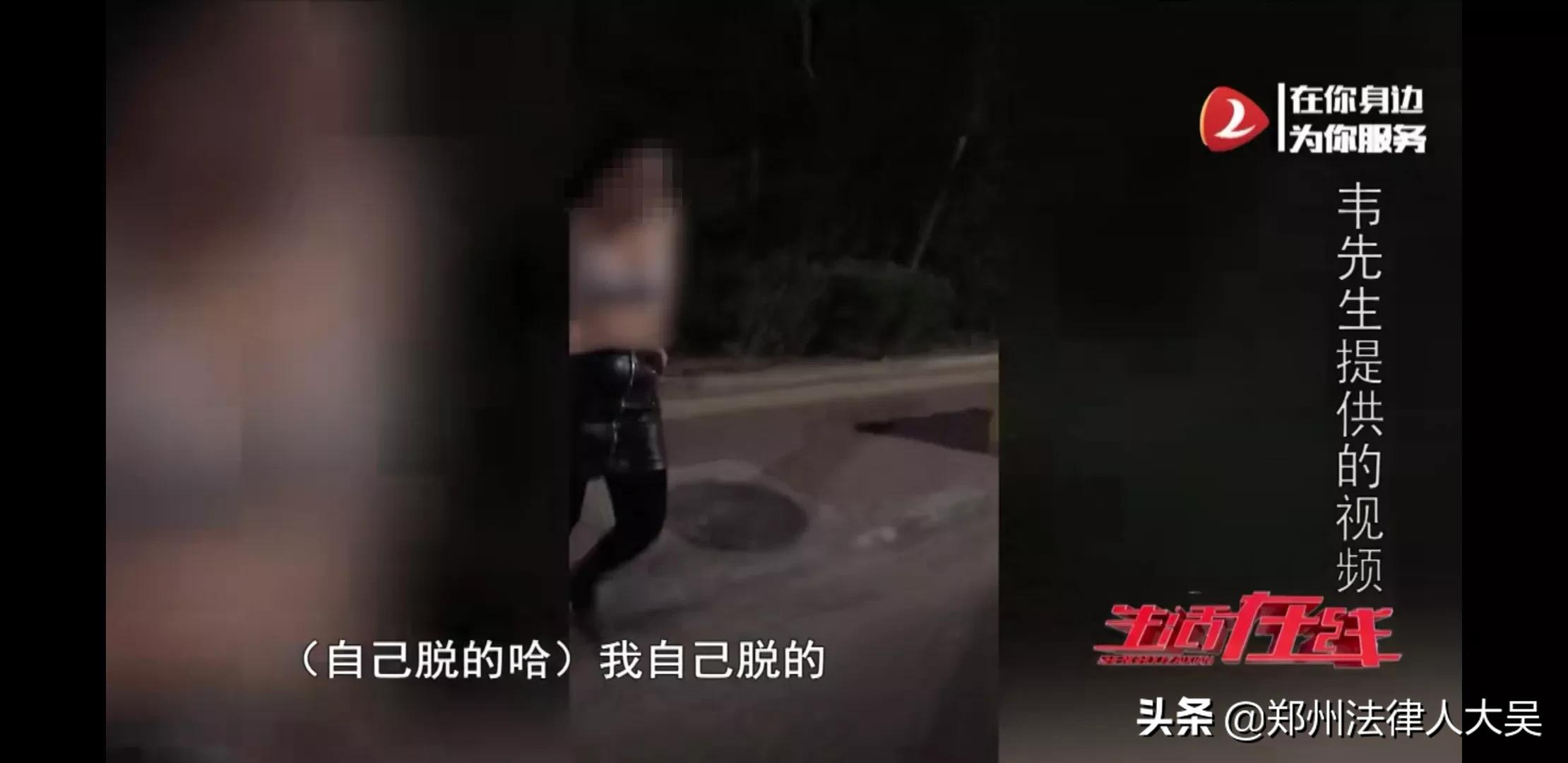 青岛网约车司机提醒系安全带被群殴报警，女乘客道歉不成当街脱衣