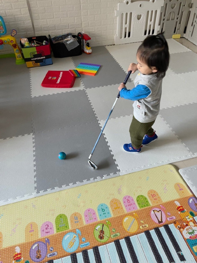 应采儿父亲晒小外孙宅家萌态，2岁hoho挥杆打高尔夫，姿势超可爱