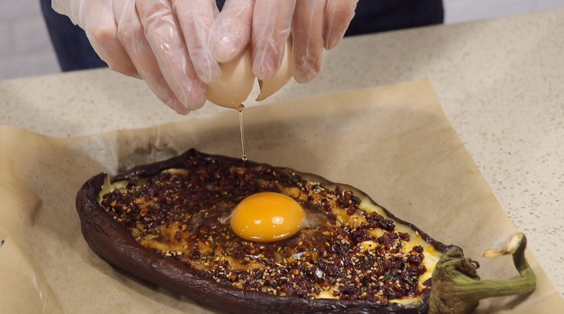 冬天里茄子还能这样吃，往里面打入一个鸡蛋，真香！别不懂吃