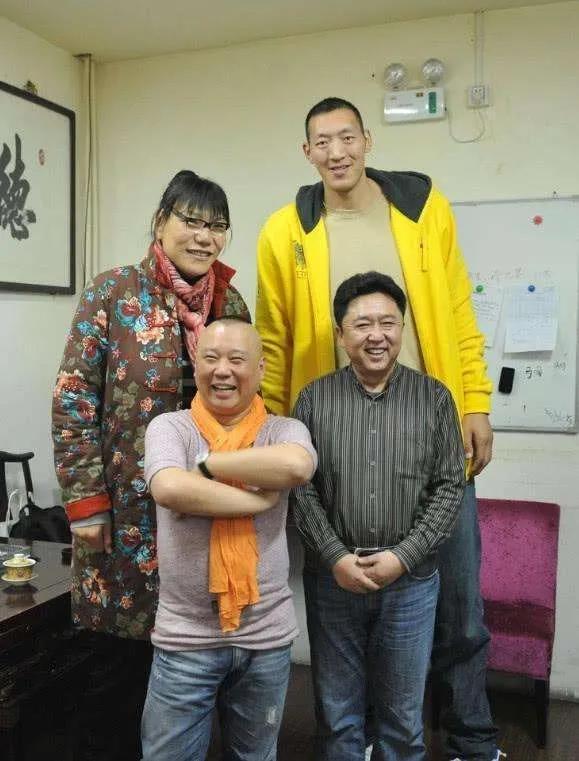 “篮坛巨人”郑海霞，出道比科比早55岁无法站立老公三年未曾露面