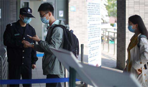 寒假将至，多所高校却通知“封校”，学生也要“就地过年”？