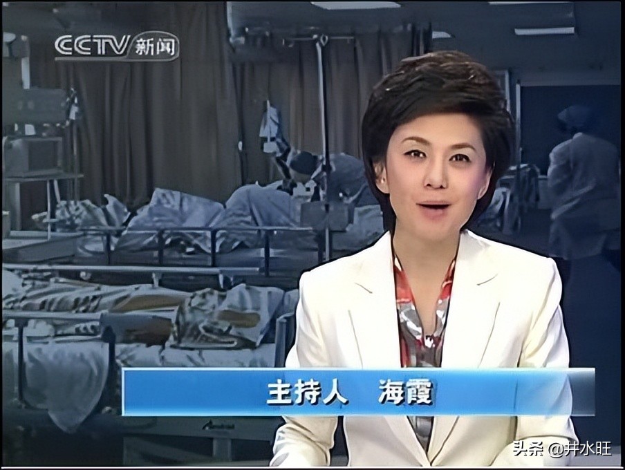 一身白衣的央视女主持，优雅显气质，别具高级感