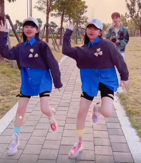 全网最默契姐妹花：“复制粘贴”双胞胎，自学跳舞圈粉1600万