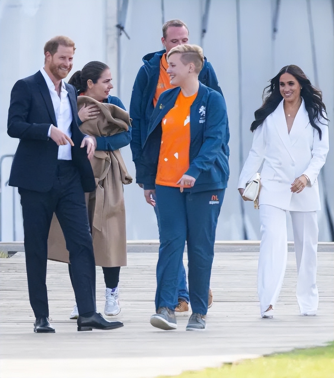凯莉新照，穿廓形西服隔空撞衫梅根，34岁第一夫人没戴首饰也优雅