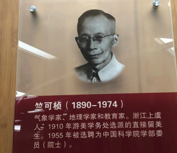 第一版教材堪称“天花板级别”，主编阵容强大，犹如“神仙打架”