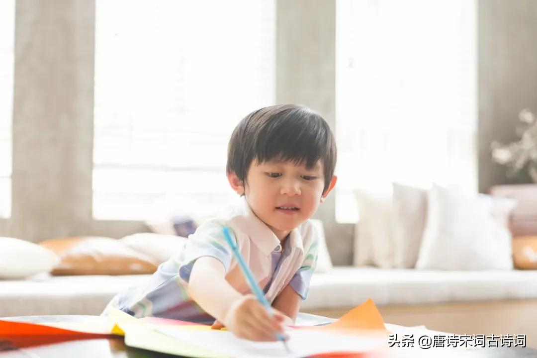 小儿喜学书，满地如涂鸦