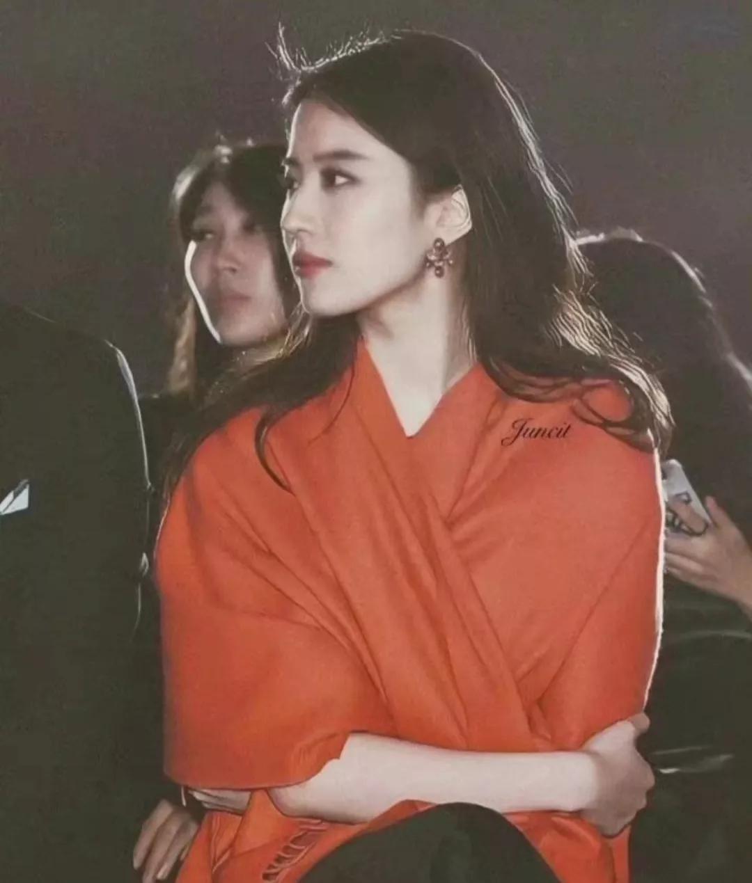 手机桌面，明星刘亦菲和古力娜扎