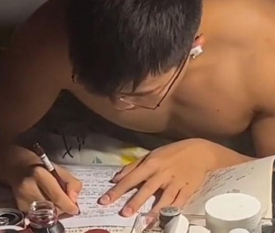 男大学生寝室学习，“上半身”却意外火了，网友表示：想一起学习