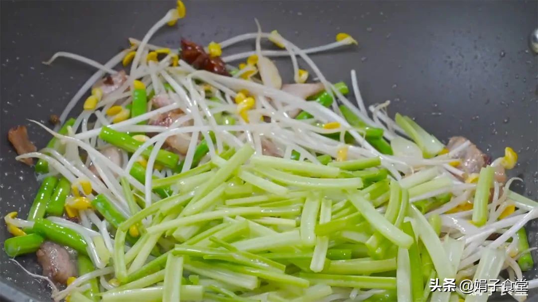 面条别水煮，放锅里简单一蒸，筋道、爽滑、入味，一次3碗吃不够