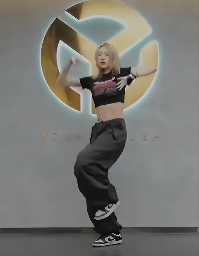 汪峰女儿晒热舞视频，17岁身材火辣舞姿曼妙，穿露脐装秀纤细腰肢