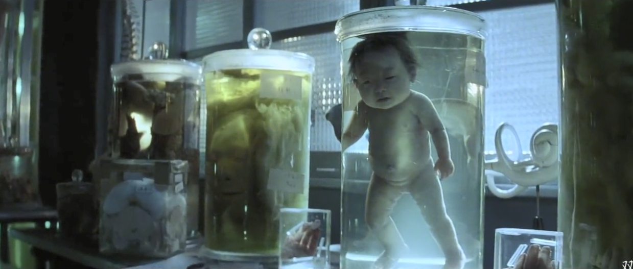 女婴被泡进药水当标本，十年后被人发现，可她根本还没死，影视