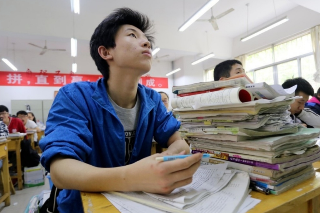 为什么高考前，很多女生会偷吃“避孕药”？班主任道出其中原委