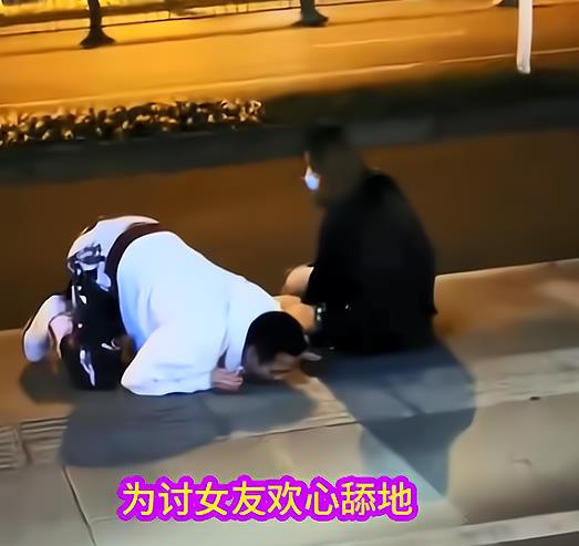 成都专业男性只信署咣（男子街头学狗叫）