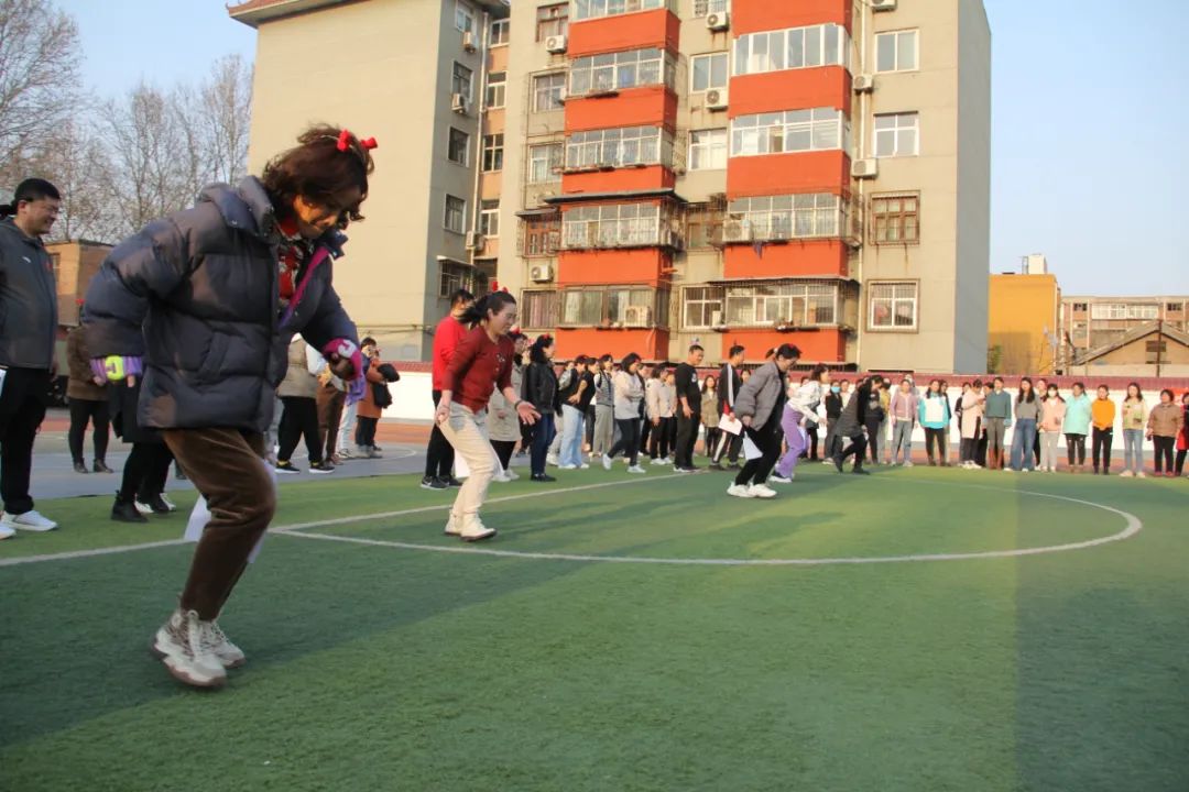 欢庆女神节日 尽展巾帼风采—自由路小学举行三八妇女节趣味运动会