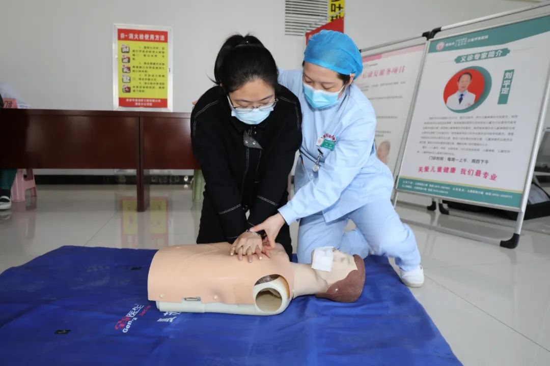 渭南市妇联携手渭南市妇幼保健院开展庆“三八”妇女儿童义诊活动