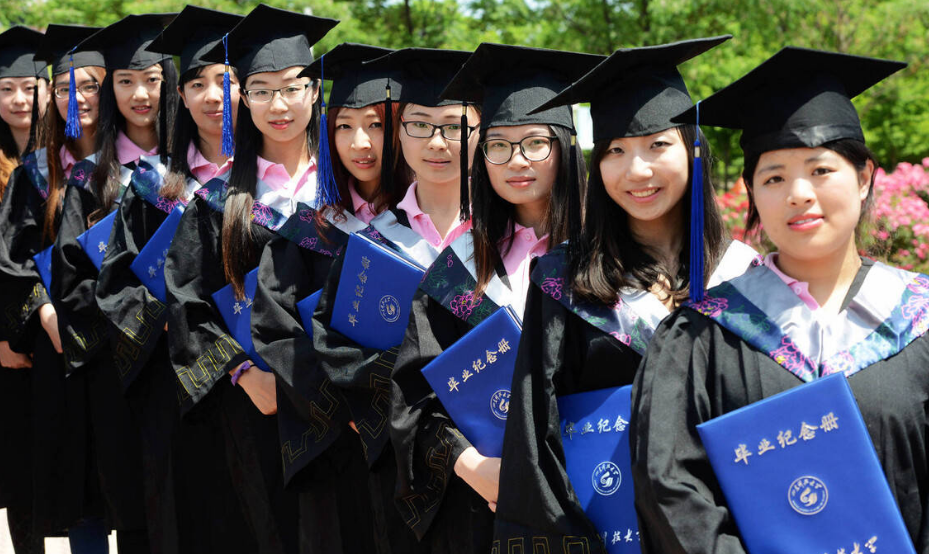 普通家庭培养个985大学生要花多少钱？算完账后，家长直呼供不起