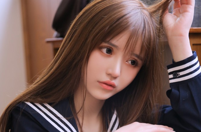 初次送女孩子礼物该送什么合适（女生接受你送的礼物说明什么）