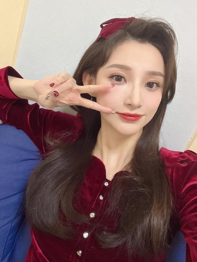 马凡舒：大一时期首登春晚，28岁凭春晚主持人成功出圈