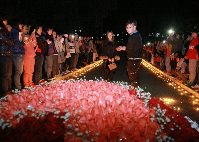 大学生初次约会，全寝女生来“支援”，评论区却满是“嫉妒声”