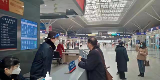 在郑州的高铁列车上感受春运