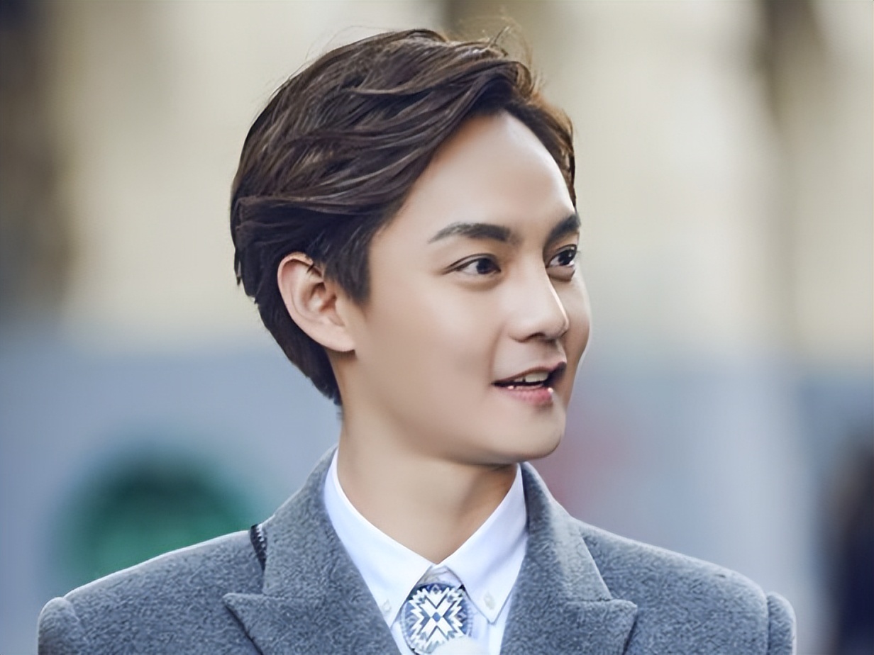 尹正喝醉后狂亲男友人,搂腰摸臀不忍直视,男明星不用形象管理?