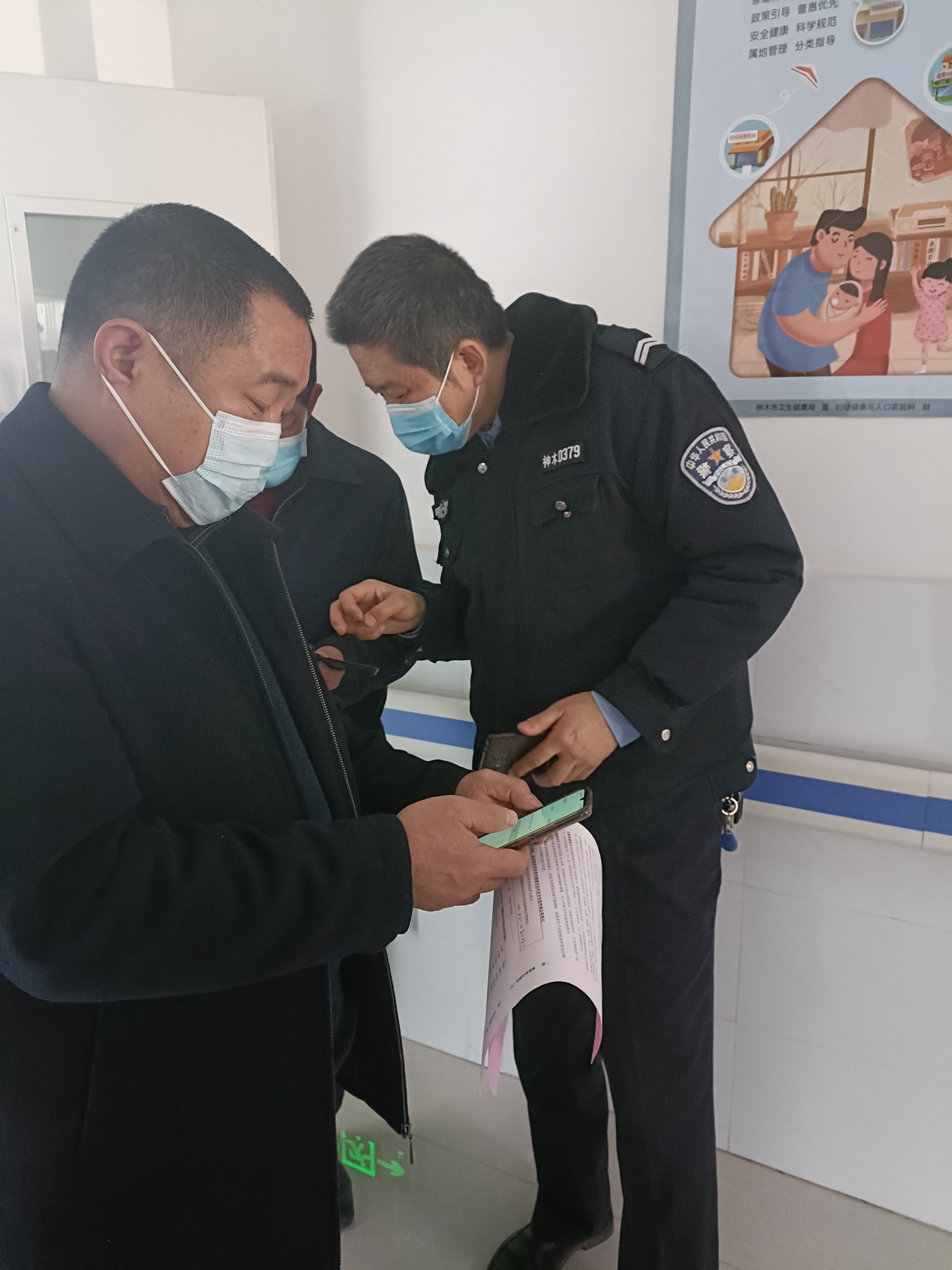 神木公安店塔派出所民警为辖区群众“接种”“防电诈预防针”