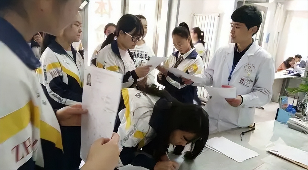 高考体检需要“一丝不挂”？学生扭捏且表示尴尬，体检医生很无奈