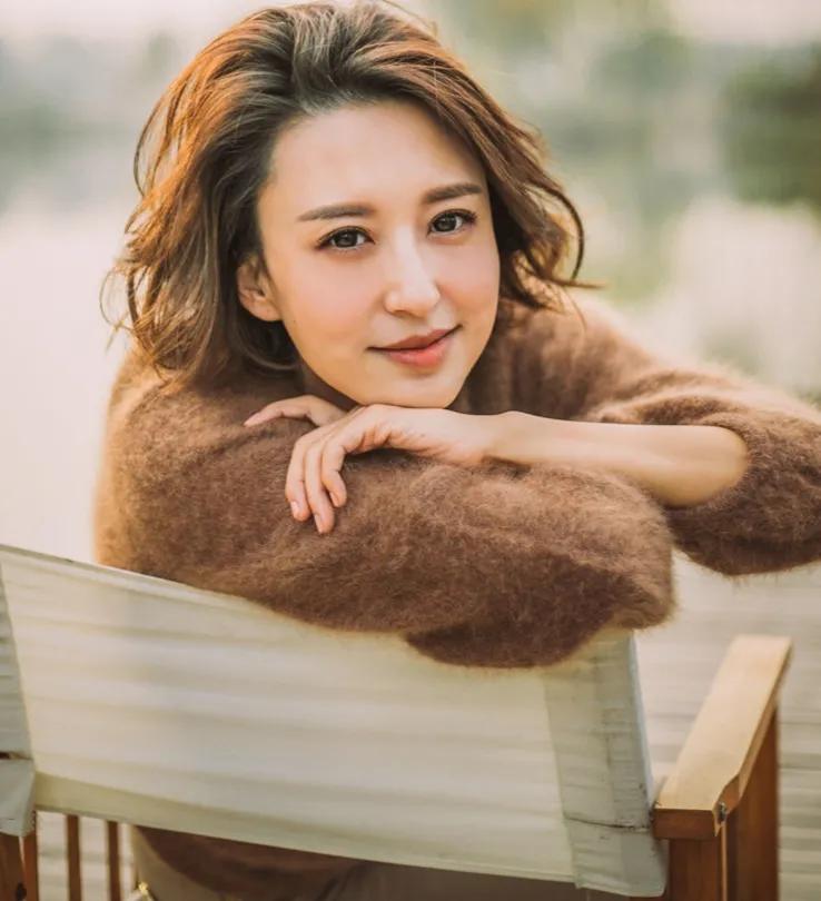 央视主持人张蕾近照