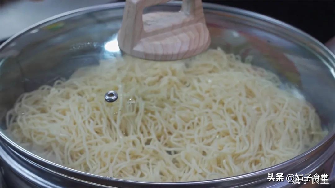 面条别水煮，放锅里简单一蒸，筋道、爽滑、入味，一次3碗吃不够