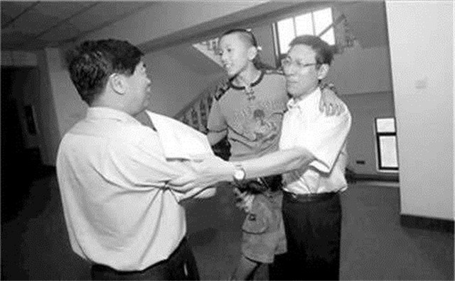 贵州神童13岁考上985，茅台承诺资助4年费用，为何仅1年就停了？