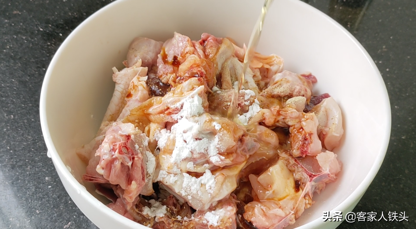 客家葱油鸡，一锅让人吃一次就爱上的家常菜，嫩滑入味吃着很过瘾