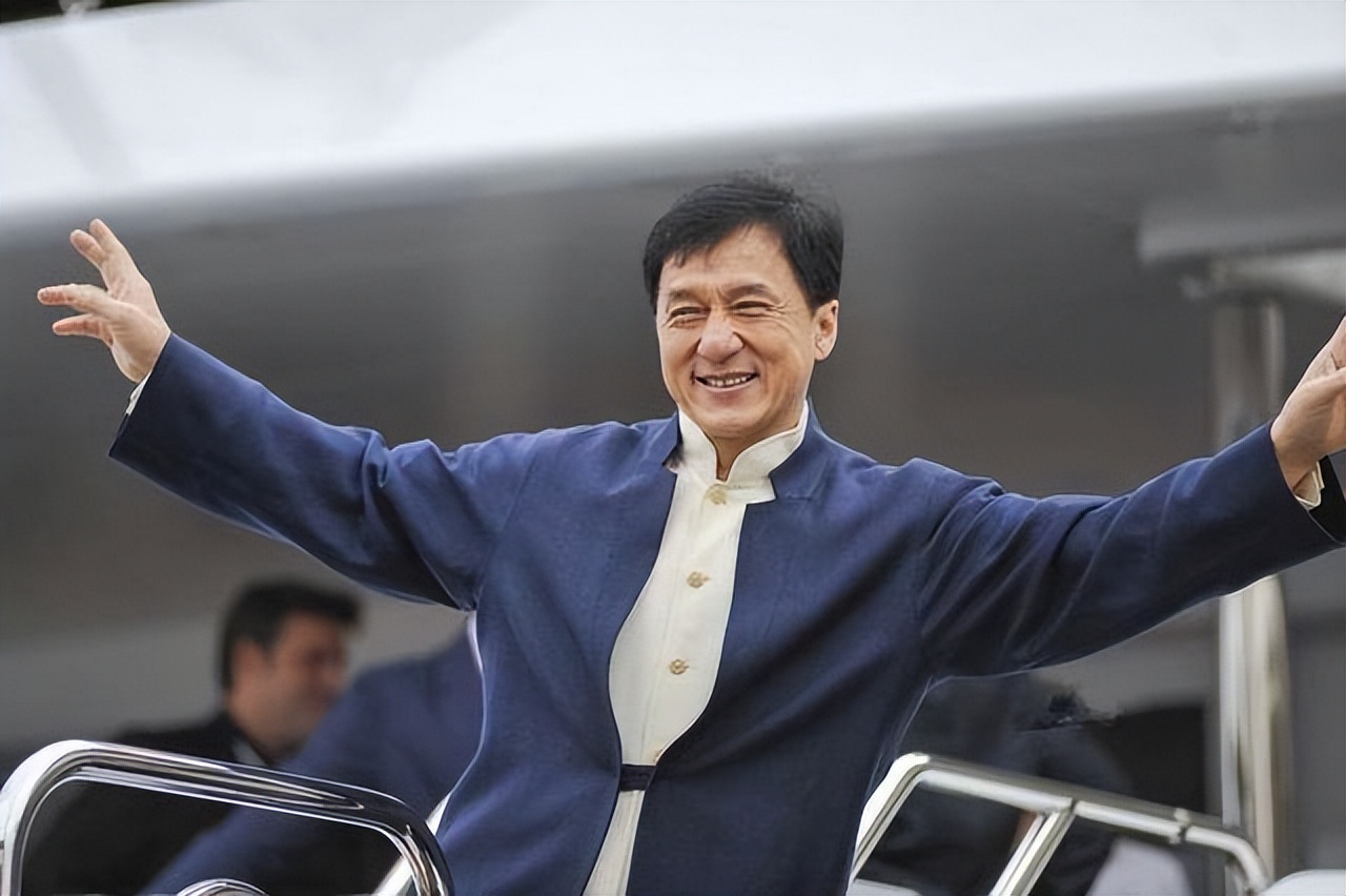 2007年成龙和亲哥安徽相认，对方一贫如洗，他有没有帮帮哥哥们