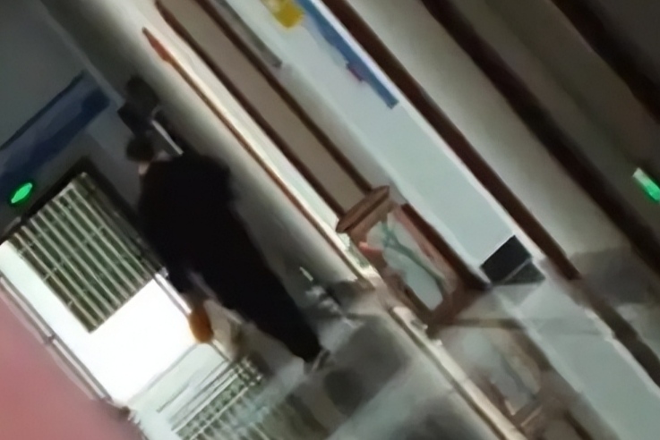 三名老师“盯上”校长种的草莓，偷吃过程不断反转，结局笑翻众人