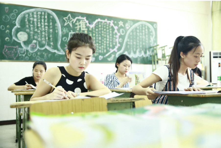 师范生坦言：毕业后，我去民办学校教书，生活并不是理想的模样